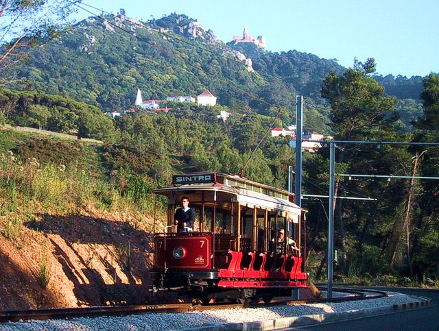Tram de Sintra avec le Château des Maures, le Palais de la Pena et le Palais National en arrière plan