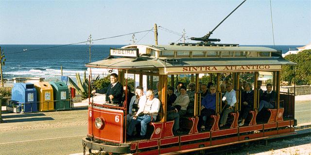 Tramway centenaire qui relie la plage des Maçãs à Sintra