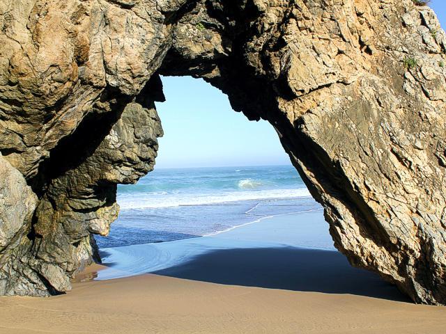 Arche rocheuse sur la plage d'Adraga