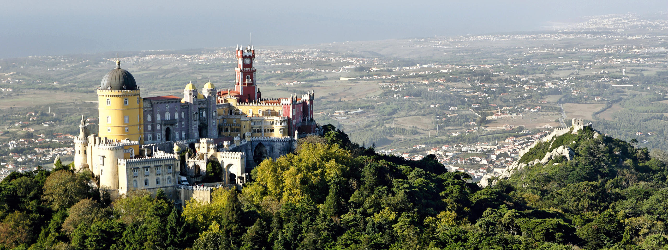Vue aérienne du Palais da Pena avec l'océan au fond et le Château des Maures sur le sommet à droite