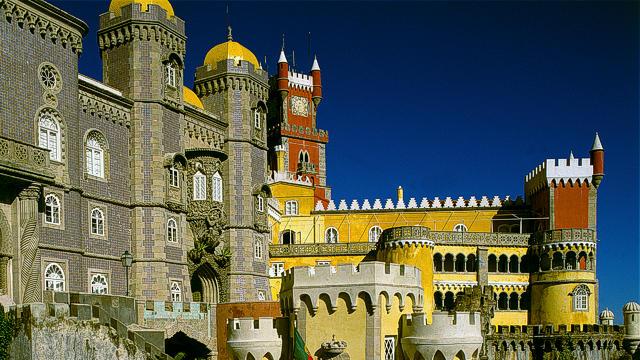 Desnivelamentos, torres, torrinhas, terraços no Palácio da Pena