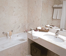 Evora Hotel Bathroom