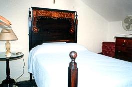 Bed Dona Maria with inlay-work