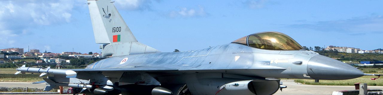 F16 sur l'exposition à l'air libre du Musée de l'Air de Sintra