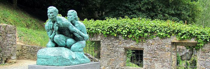 Statue 'Les Pourchassés' dans le jardin du Musée Anjos Texeira