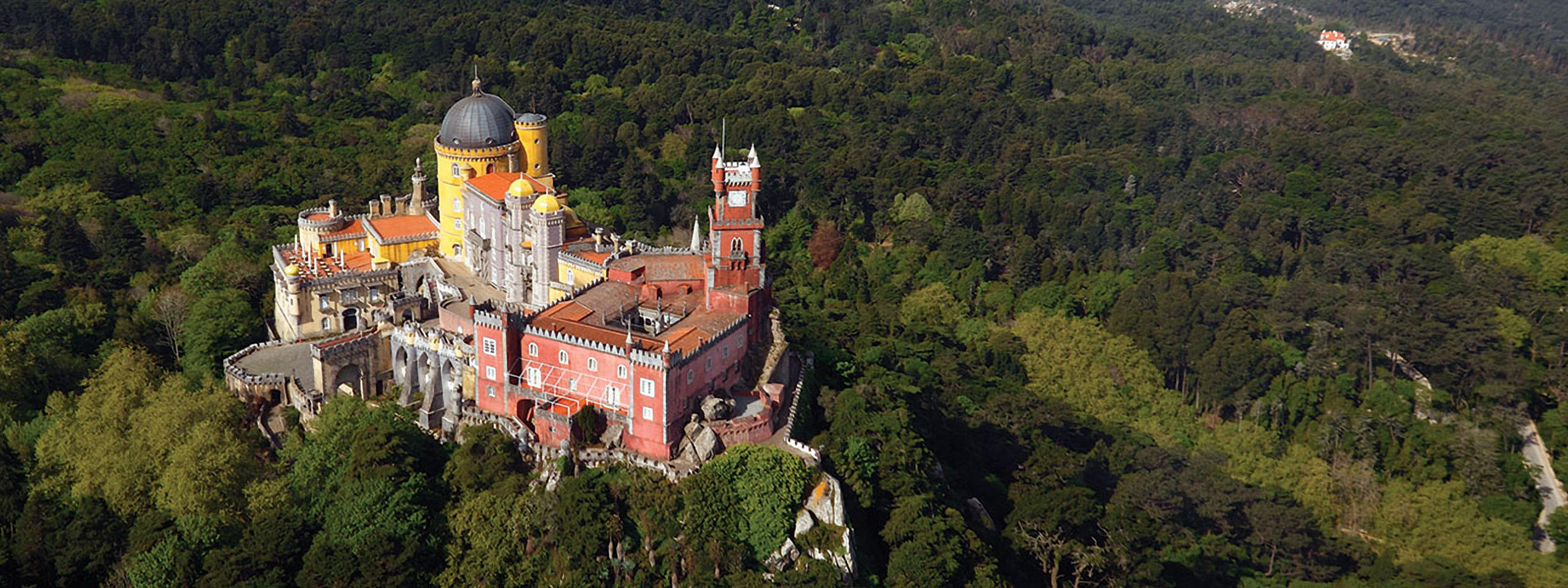 Vista aérea do Palácio da Pena (o antigo mosteiro em vermelho e o novo palácio em amarelo)