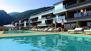 Sesimbra Bay beach & Spa Resort, vue des piscines et des villas jumelées avec les collines de Sesimbra en arrière plan
