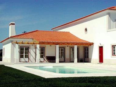 Vila Nova Santo Estevão, vue de la partie arrière d'une villa et de la piscine